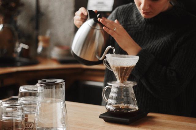 brewing-with-pour-over-v60